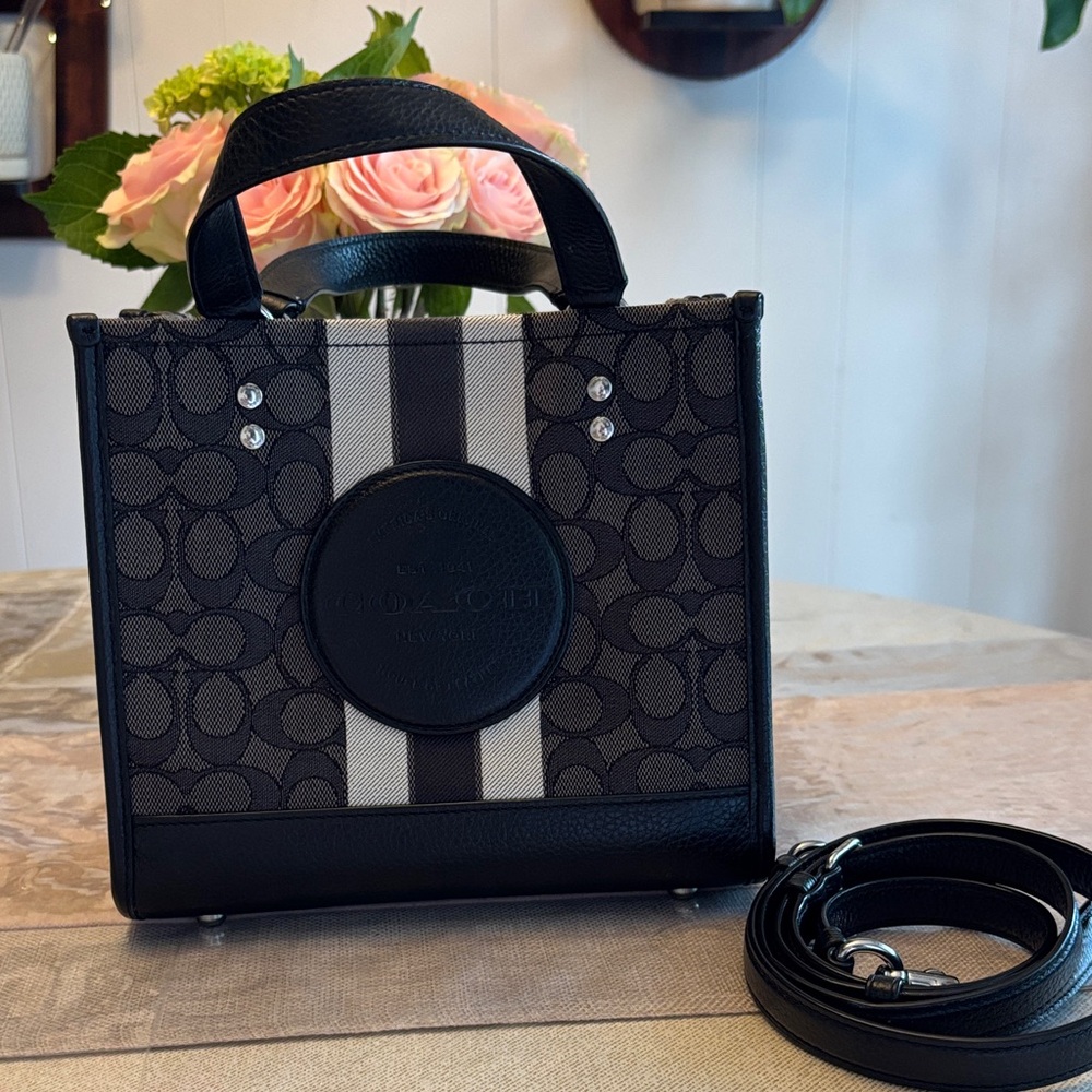 Coach Dempsey 22 tote bag